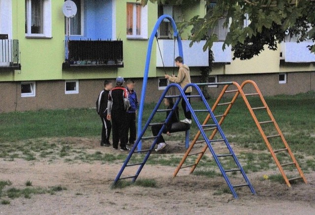 - Nie przeszkadzają nam maluchy bawiące się na huśtawkach czy w piaskownicy, ale ta bezczelna młodzież! &#8211; zapewniają państwo Gładyszowie.