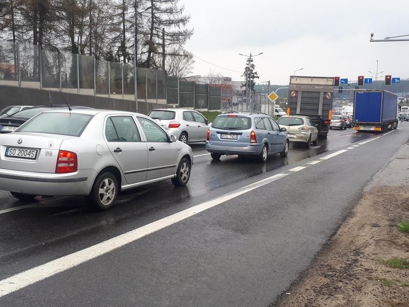 Zderzenie samochodów na drodze 94 w Olkuszu. Na odcinku w stronę Krakowa powstał wielki korek [ZDJĘCIA]