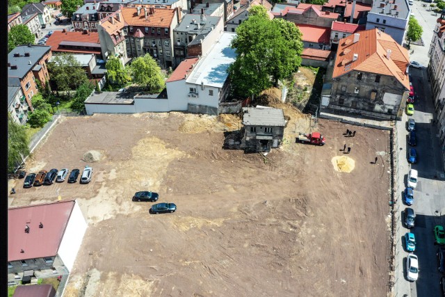 Ruszyły prace na terenie po zakładach odzieżowych Tarmilo w Tarnowskich Górach. Wkrótce powstanie tu parking na ok. 100 pojazdów.