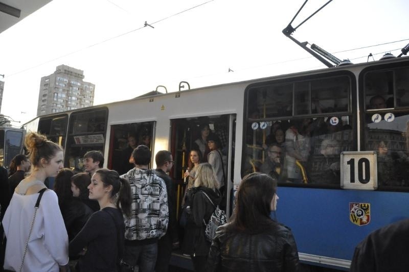 Tłok w tramwajach, którymi studenci dojeżdżają na Juwenalia. "Przecież nie wszyscy jadą na imprezę"