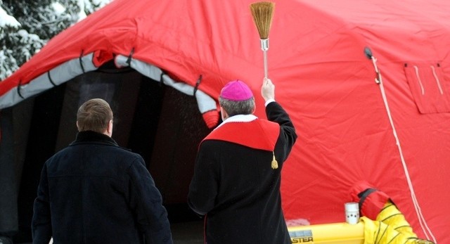 Biskup diecezji sandomierskiej ksiądz Krzysztof Nitkiewicz ufundowany sprzęt poświęcił. Na zdjęciu biskup święci namiot.