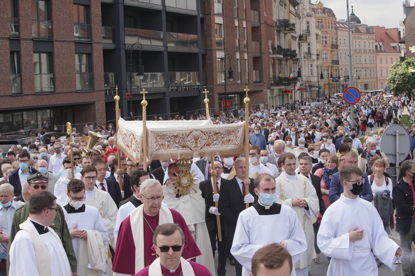 Tegoroczna centralna procesja w Poznaniu przyciągnęła setki...