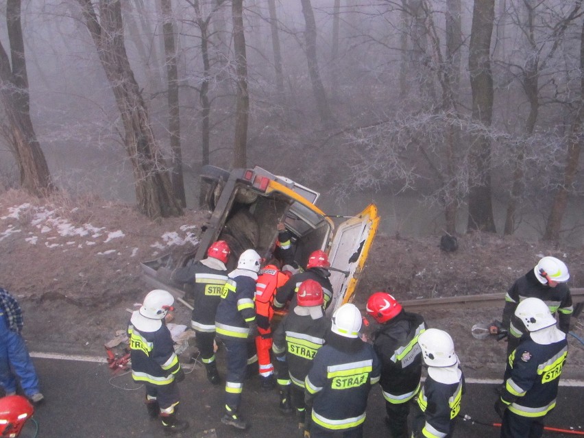 Wypadek w Waganowicach. Bus wpadł do rowu, są rannych