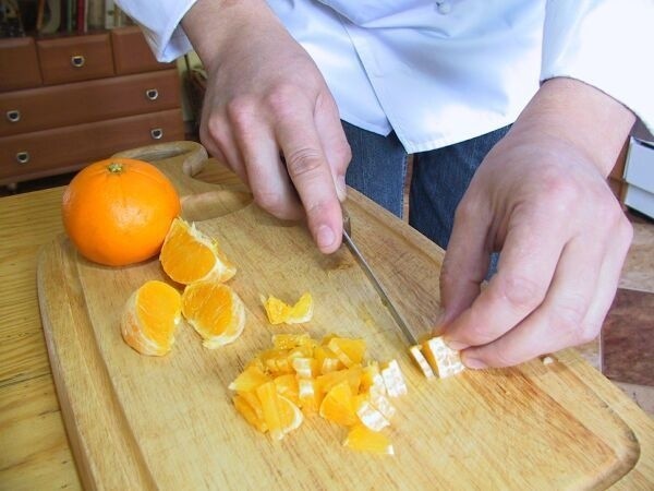 Pomarańcze obrać, podzielić na cząstki i pokroić w cienkie...