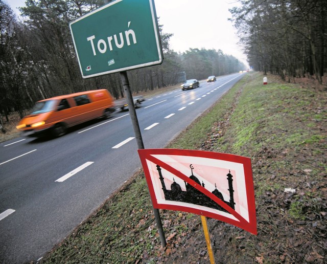 Tekturowy znak pojawił się pod tablicą wjazdową do Torunia wczoraj nad ranem. Sprawę jej nielegalnego umieszczenia zbada policja.