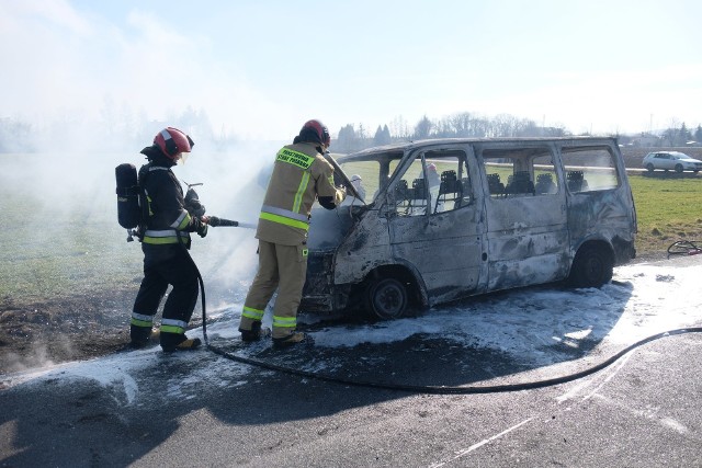 Do zdarzenia doszło we wtorek na drodze między Przemyślem a Fredropolem. Bus spłonął doszczętnie. Samochodem podróżował tylko kierowca. Mężczyźnie nic się nie stało. Na miejscu działały dwa zastępy strażaków z Przemyśla, obecny był także patrol policji.