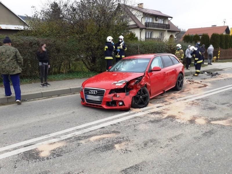 Kąclowa. Rozbite auta zablokowały drogę z Grybowa do Krynicy-Zdroju. Ranny trafił do szpitala [ZDJĘCIA]