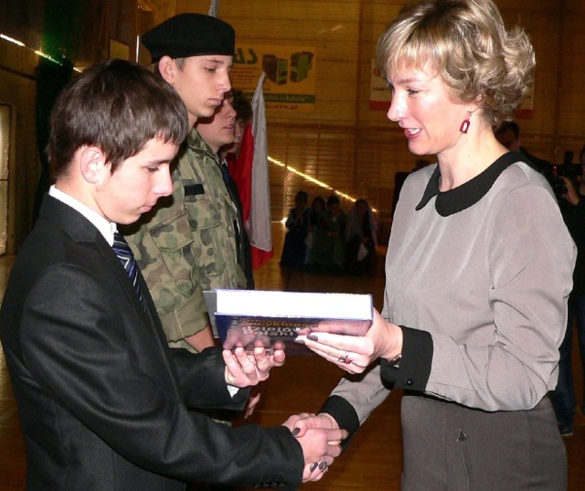 Zwycięzca konkursu historycznego Grzegorz Sambór z klasy I TA otrzymał nagrodę z rąk Lucyny Wojnowskiej, dyrektor buskiej "budowlanki".