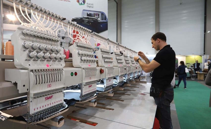 Największe w Polsce targi maszyn tekstylnych dla szwalni i dużego przemysłu w Hali Expo [zdjęcia]