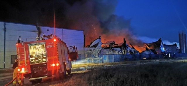 Pożar w zakładzie Cersanit w Starachowicach, między godziną 19 a 20