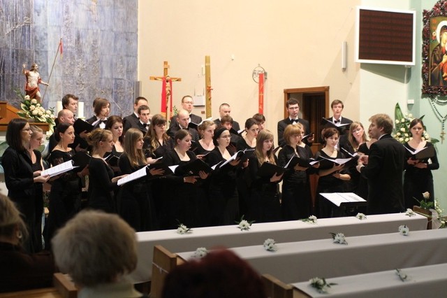 Koncert Chóru Mieszanego Katedry Wawelskiej przyciągnął do kościoła liczną publiczność.