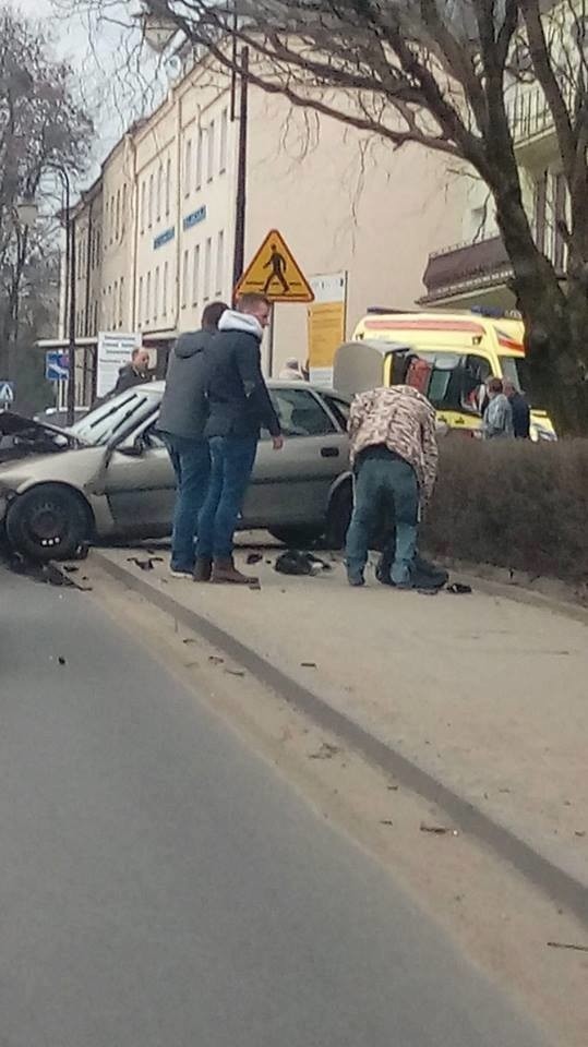 Rozbite trzy samochody, uszkodzona latarnia, ranna kobieta, idąca chodnikiem - to efekt wypadku, do którego doszło w poniedziałek 13 marca w Aleksandrowie Kujawskim.- Na ulicy Słowackiego kierowca mercedesa uderzył w przydrożną latarnię, zjechał na przeciwległy pas ruchu, uderzył w jadącego z naprzeciwka opla vectrę i wjechał na chodnik, potrącając idącą chodnikiem kobietę - powiedziała nam młodszy aspirant Marta Błachowicz z komendy policji w Aleksandrowie Kujawskim. - W opla dodatkowo uderzył volkswagen, tak więc w tym zdarzeniu brały udział trzy samochody osobowe.Piesza z obrażeniami głowy trafił do szpitala. Na razie nie wiadomo, w jakim stanie jest kobieta potrącona przez mercedesa. Zajmują się nią lekarze.>> Najświeższe informacje z regionu, zdjęcia, wideo tylko na www.pomorska.pl 
