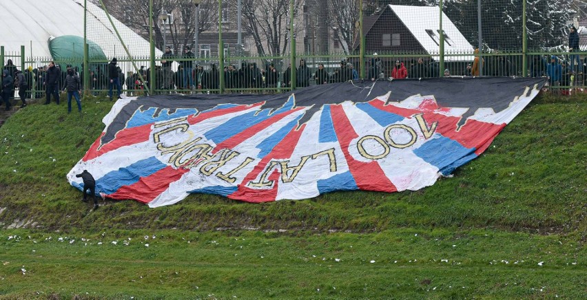 Derby Przemyśla 2022. Kibice na meczu Czuwaj - Polonia II. Zdjęcia ze stadionu