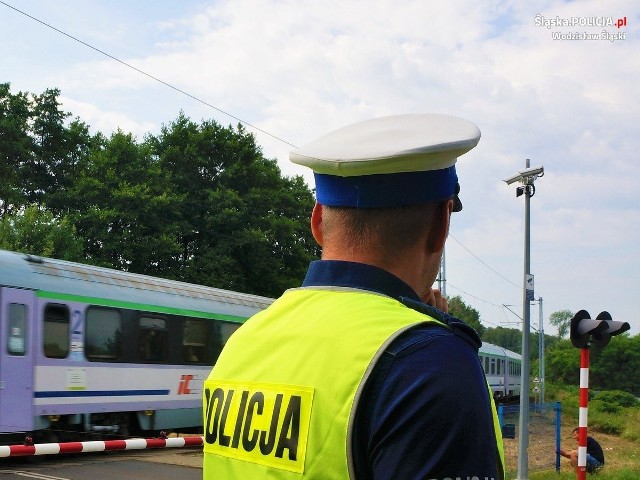 Mundurowi z drogówki zostali powiadomieni o kierującym Audi, który wjechał na przejazd kolejowy przy ul. Ofiar Terroru w Rydułtowach pomimo zamykających się zapór.