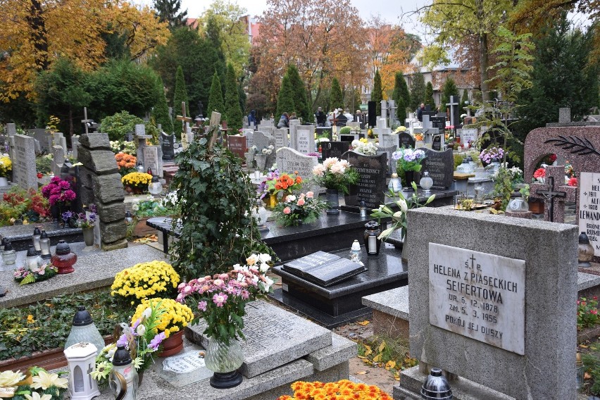 Na cmentarzu przy ul. Bujwida nie ma tłumów