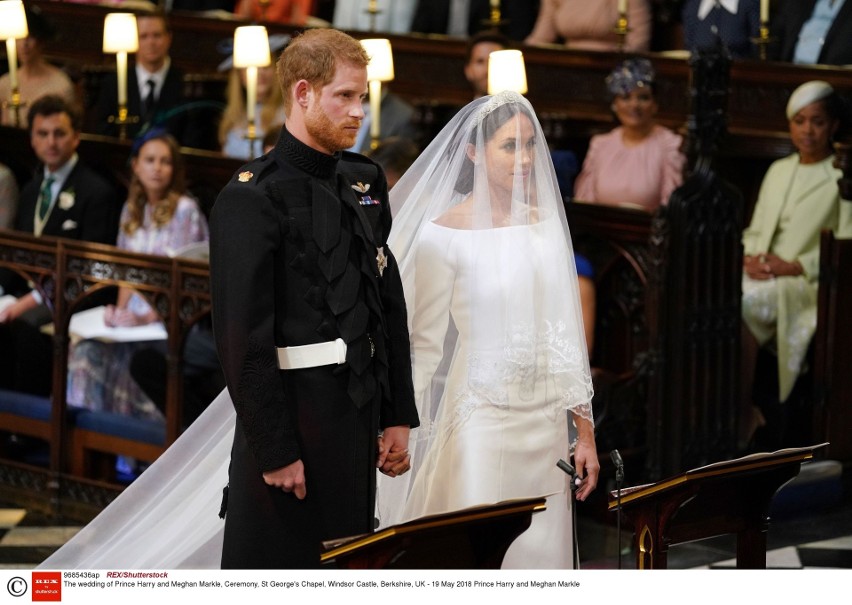 Ślub księcia Harry'ego i Meghan Markle [ZDJĘCIA] [WIDEO] Suknia panny młodej od Clare Waight Keller, pan młody w mundurze i tłumy na ulicach