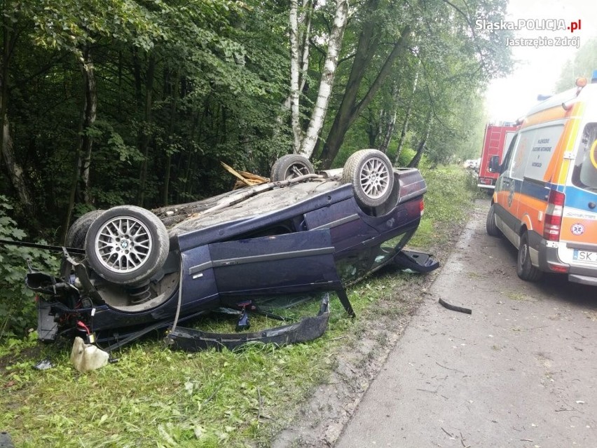 Jastrzębie: Kierowca bmw uderzył w drzewo i dachował