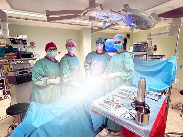 Na fotografii – od lewej: piel. M. Krut, dr M. Post, dr R. Stasiuk, dr M. Ptaszyńska – zespół operacyjny po wykonaniu zabiegu obwodowej resekcji trzustki metodą laparoskopową