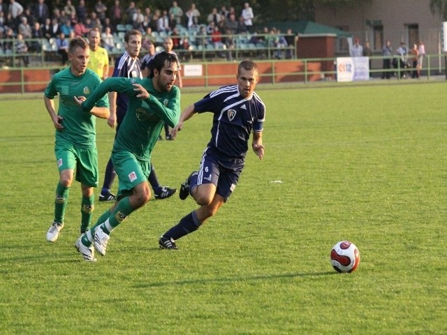 Mariusz Kapłon (z prawej) i jego koledzy z zespołu Ruchu nadal nie potrafią w tym sezonie "odczarować" własnego stadionu.