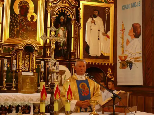 Ks. Stanisław Konik odprawia mszę świętą jubileuszową w odnowionej świątyni.