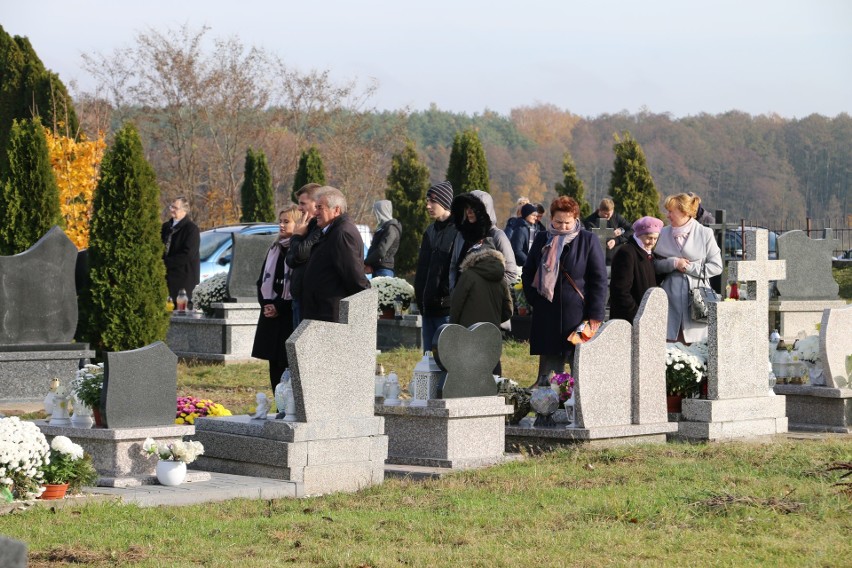 1 listopada na cmentarzu w Węgrzynowie, pow. makowski [ZDJĘCIA]