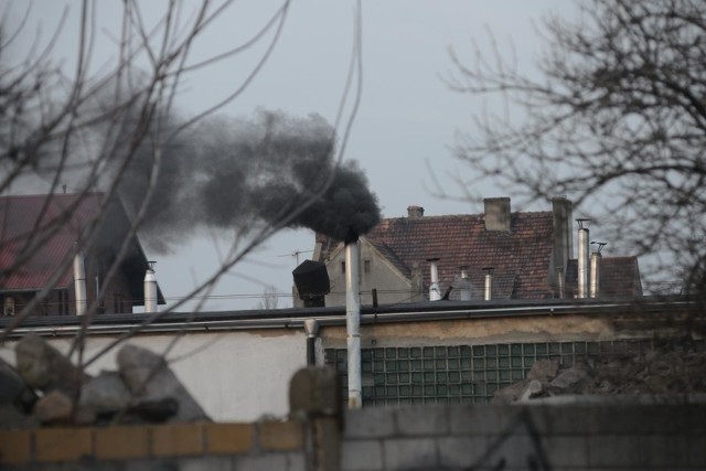 Czujniki smogu w powiecie bytowskim oszalały. Zostań w domu! Zagrożenie dla zdrowia w Trzebielinie i Miastku