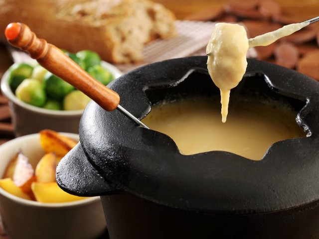 Proponujemy kulinarne eksperymenty z żółtym serem na gorąco.