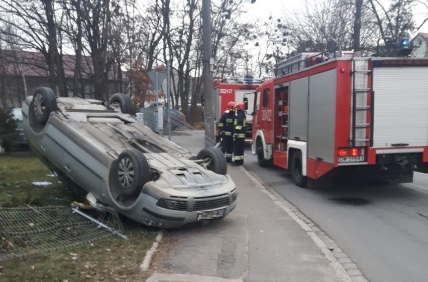 Wrocław: Wypadek na Swojczyckiej. Volkswagen dachował (ZDJĘCIA)