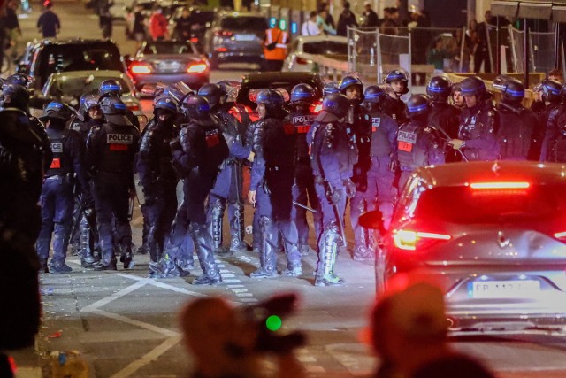 We Francji rozlokowano 45 tys. policjantów
