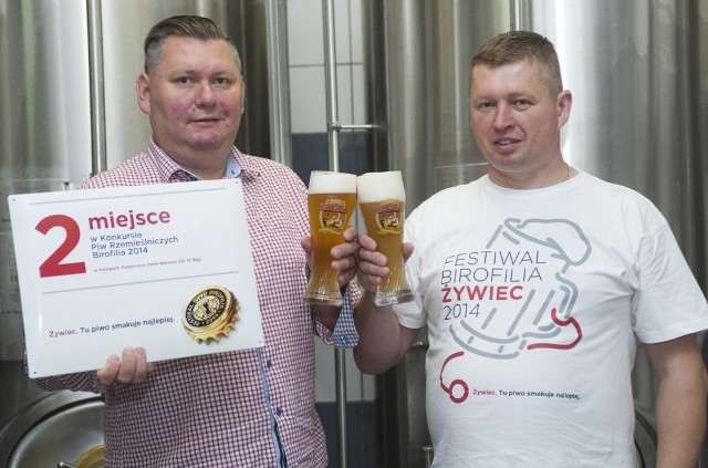Artur Piątek, właściciel Minibrowaru Kowal (z lewej) i mistrz piwowarski Piotr Klimczak wznoszą toast za nagrodę. Kowal warzy piwo od 6 lat i to trzecie wyróżnienie za efekty pracy na konkursie Birofilia w Żywcu. Drugie zaś za piwo pszeniczne.