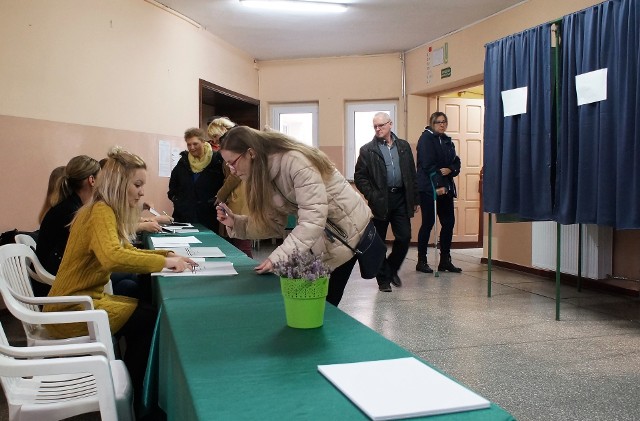 Miasto i gmina Gniewkowo oraz miasto i gmina Pakość, to dwa samorządy w powiecie inowrocławskim, gdzie konieczne jest przeprowadzenie drugiej tury wyborów na urząd burmistrza. Frekwencja na godzinę 12 w lokalach wyborczych obu gmin wahała się od ponad 12 do ponad 16 procent. Dla porównania w komisji obwodowej nr 4 w Gniewkowie do godz. 12 wydano 147 kart, na 898 osób uprawnionych do głosowania, co dało frekwencję na poziomie 16,36 proc., zaś w komisji obwodowej nr 4 w Pakości wydano 127 kart. Uprawnionych do głosowania jest tam 816 osób. Dało to frekwencję 15,56 proc.