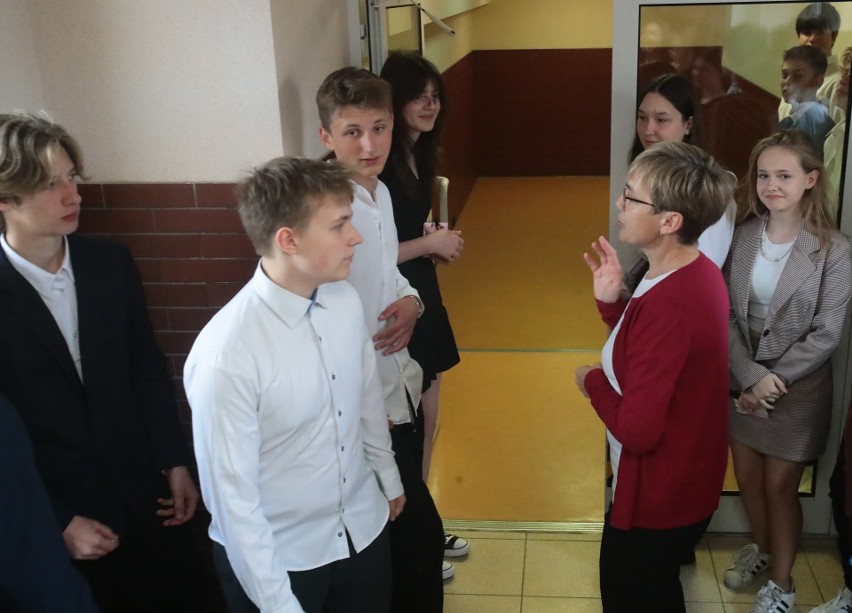Szczecińscy uczniowie rozpoczęli egzamin ósmoklasisty 2022. Przed nimi trzy dni zmagań. Dziś - język polski [ZDJĘCIA]
