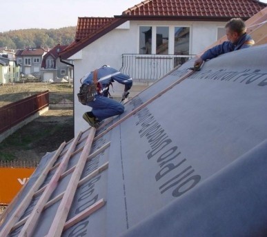 Folie dachowe są dość podatne na uszkodzenia mechaniczne,...