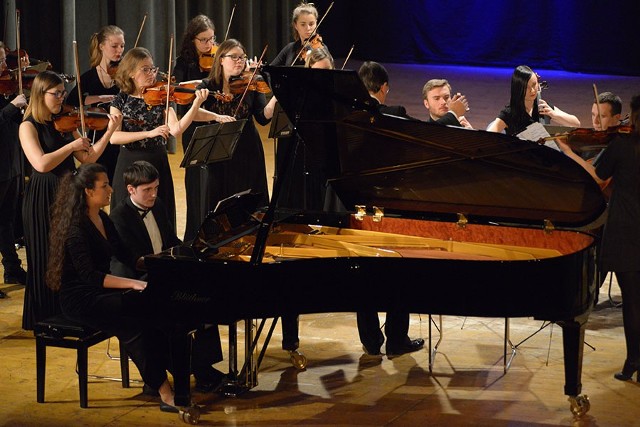 Z kolei 12 sierpnia (niedziela), godz. 17 w Sali widowiskowej Domu Kultury SCK w Mielcu odbędzie się koncert  Ivana Shemchuka (Ukraina) - piano i Aliny Andriuti(Rumunia) - piano
