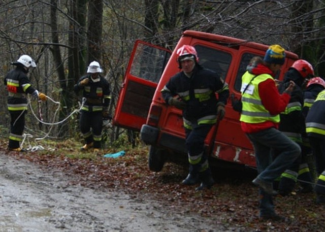 Ratownicy cwiczyli w BieszczadachNa terenie powiatu bieszczadzkiego przeprowadzono cwiczenia mające na celu ratowanie zycia. Przygotowywano powiatowe i gminne zespoly kryzysowe do dzialan w sytuacji realnego zagrozenia.