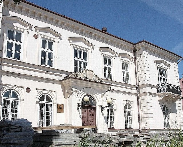 Pałacyk dawnego Towarzystwa Ziemsko &#8211; Kredytowego przy placu Konstytucji 3 Maja nie znalazł na razie nowego właściciela.