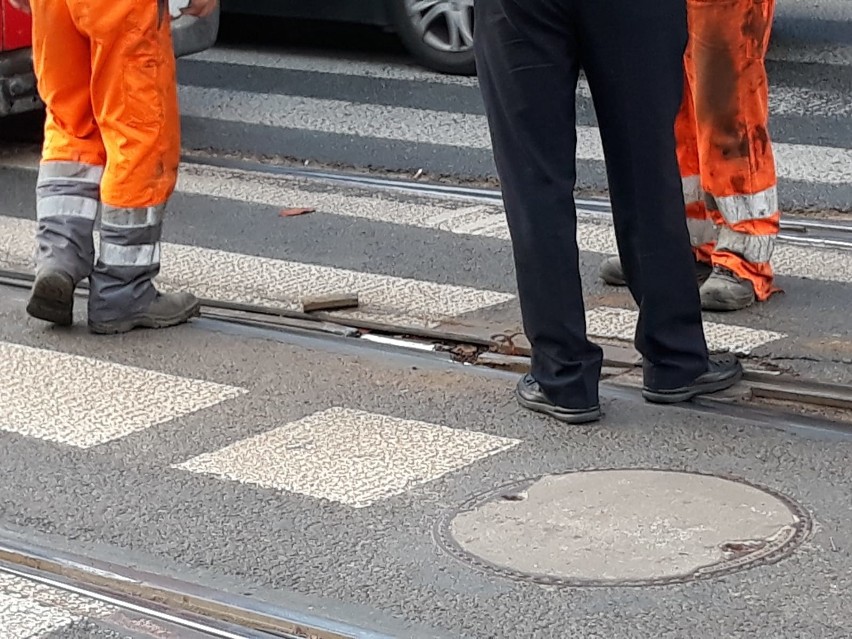 Awaria torowiska przy Słowiańskiej. Rozleciała się zwrotnica (ZDJĘCIA, OBJAZDY)