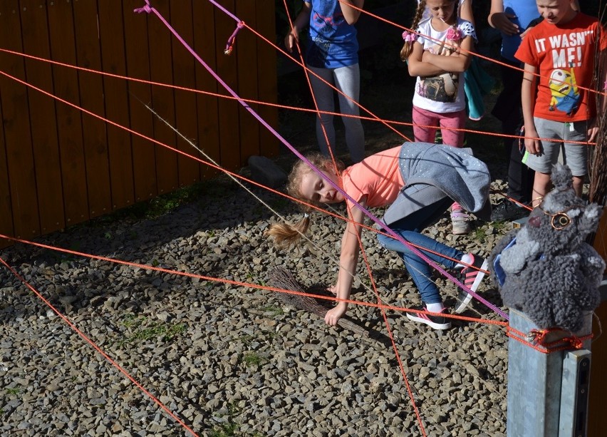 Dzieci z Kobylanki i Zagórzan na biwaku pod Łysulą próbowały pokonać wielką pajęczynę ...