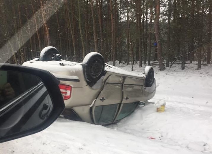 DK 19 zablokowana po wypadku. Cztery samochody w rowie. Synoptycy ostrzegają przed trudnymi warunkami na drogach [ZDJĘCIA]