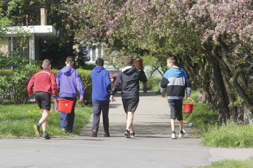 Lany poniedziałek we Wrocławiu. Butelki i wiadra poszły w ruch (ZDJĘCIA)