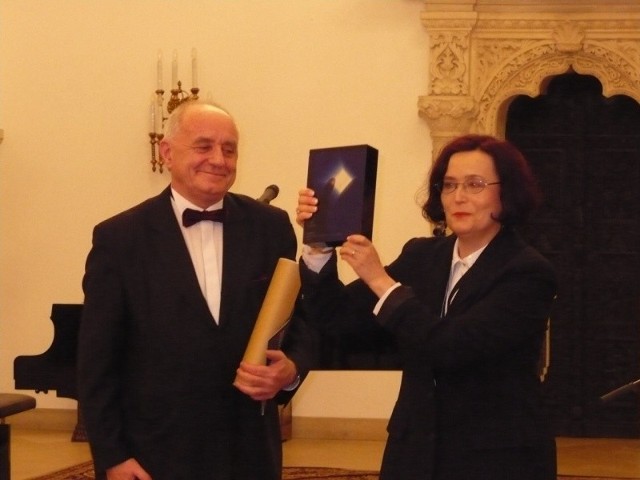Elisabeth Sorantin, sekretarz generalny programu CEEPUS, wręcza nagrodę profesorowi Stanisławowi Adamczakowi, rektorowi Politechniki Świętokrzyskiej.