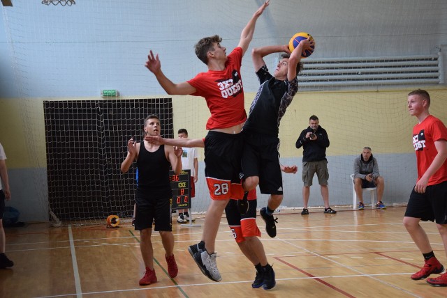 3x3 Quest, a więc turniej kwalifikacyjny mistrzostw Polski w koszykówce 3x3, tej olimpijskiej dyscyplinie sportowej, od soboty 1 do 2 lipca kolejny raz zawitał do Gorzowa. Niemniej jednak tym razem nasze miasto nie okazało się gościnne, a w zasadzie panująca w nim pogoda. Opady deszczu,spowodowały, że w sobotę uliczna koszykówka spod placu za centrum handlowym Nova Park musiała przenieść się do hali przy ul. Słowiańskiej. W kategorii open mężczyzn zwycięstwo odniósł Street Team: Marcin Zarzeczny, Michał Żyłczyński, Maciej Adamkiewicz i Michał Trypuć. Za to w konkursie rzutów za trzy punkty wygrał Przemysław Tereniuk. Za to w U-15 triumfowały Młode Wilki: Grzegorz Kaczmarek, Kuba Kęsik oraz Michał Grzeszak.Drugiego dnia do starć też dochodziło pod dachem, wskutek odwołania w Gorzowie imprez na powietrzu, w związku z pożarem katedry.W rzutach z dystansu najlepsza była Anna Markowska z Timon, Pumba i Lew.  Jej ekipa, z Wiktorią Keller i  Aleksandrą Oleszkiewicz, była pierwsza w open kobiet. Z kolei w U-18 triumfował Los Matadores z Bartoszem Śmiechowskim, Jakubem Szypczakiem oraz Wiktorem Rajewiczem. Natomiast w U-15 kobiet triumfował Dream Basket Team z Zuzanną Januszke, Darią Ryzińską, Kamilą Grochocką oraz Wiktorią Wierzbicką.Zobacz też: Feta koszykarzy Stelmetu BC Zielona Góra na zielonogórskim deptaku