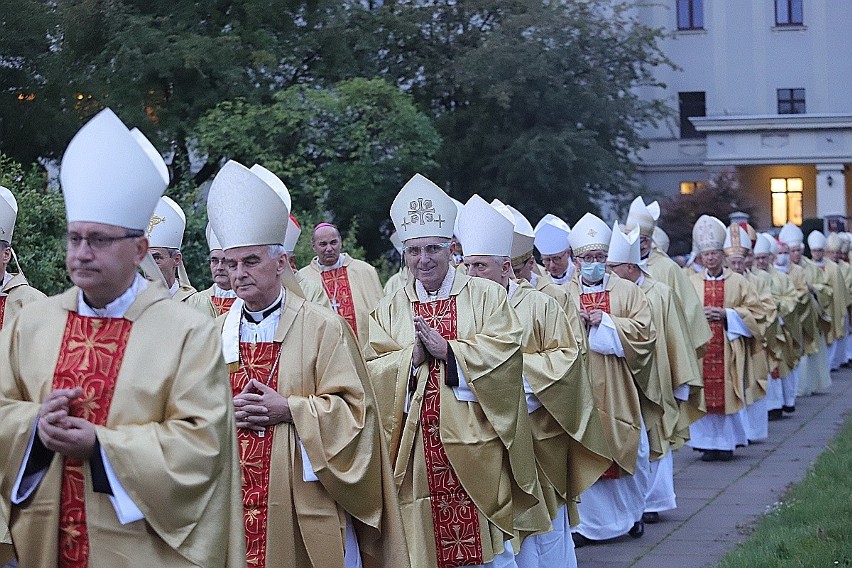 Zakażony biskup to Wiktor Skworc bawił w Łodzi na zebraniu...