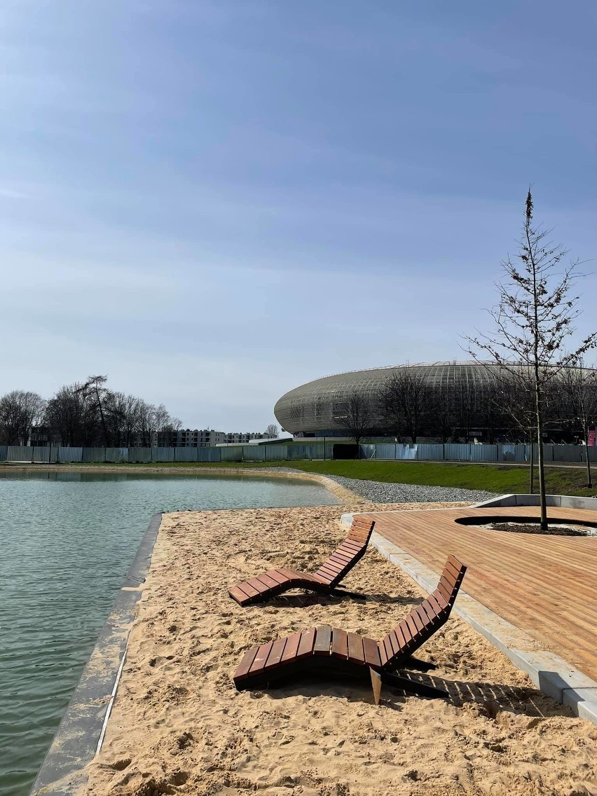 Nad stawem powstała też plaża