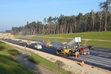 Budowa S14. Położyli pierwszy asfalt na chińskiej części zachodniej obwodnicy Łodzi. Kiedy pojedziemy nową drogą ekspresową?