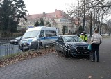 Samochód staranował płot i wpadł na przystanek przy Hallera we Wrocławiu [ZDJĘCIA]