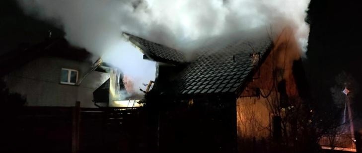 Ogień zniszczył dom w Szczytnikach koło Gdowa. Do pożaru...