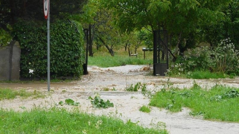 Księginice, tuż za zjazdem z A4, wielkie kałuże po nawałnicy