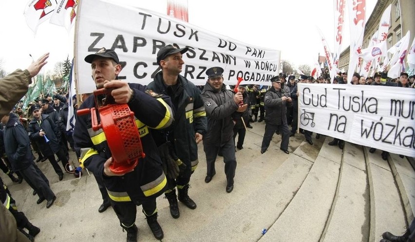 Do policjantów dołączają inne służby. Biorą za cel podwyżki