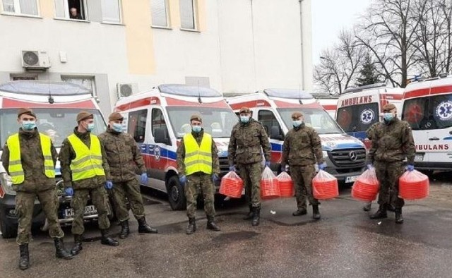 Radomscy terytorialsi pomagają służbie zdrowia w regionie radomskim.